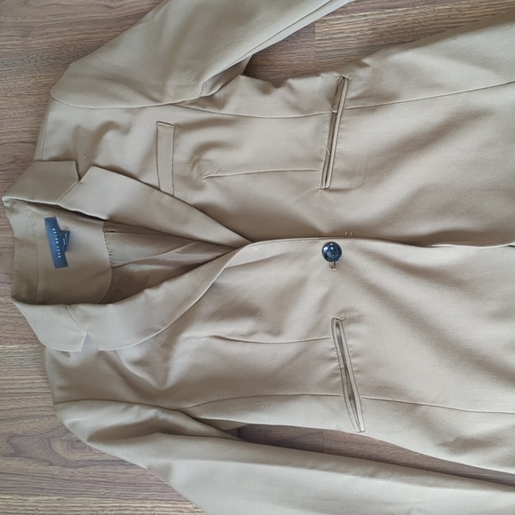 Tan long sleeve blazer size medium - Picture 2 of 5